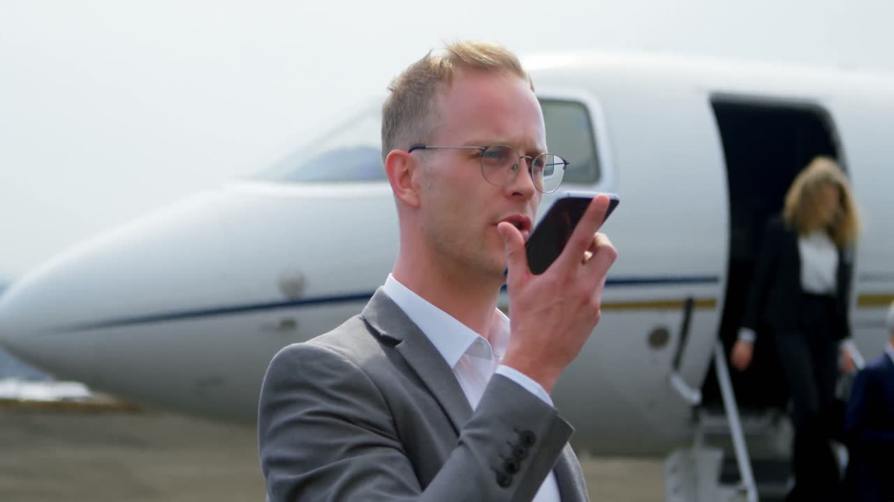 hombre de negocios hablando por teléfono móvil en la terminal 4k