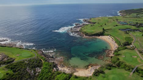 Pequeña-Playa-De-La-Bahía-Con-Una-Costa-Escarpada-En-Sydney,-Nueva-Gales-Del-Sur,-Australia---Disparo-De-Un-Dron