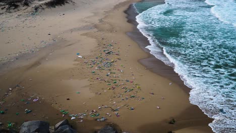 Basura-Arrojada-Por-Las-Olas-Del-Mar-En-Una-Playa-Tropical-En-Vietnam,-Concepto-De-Contaminación