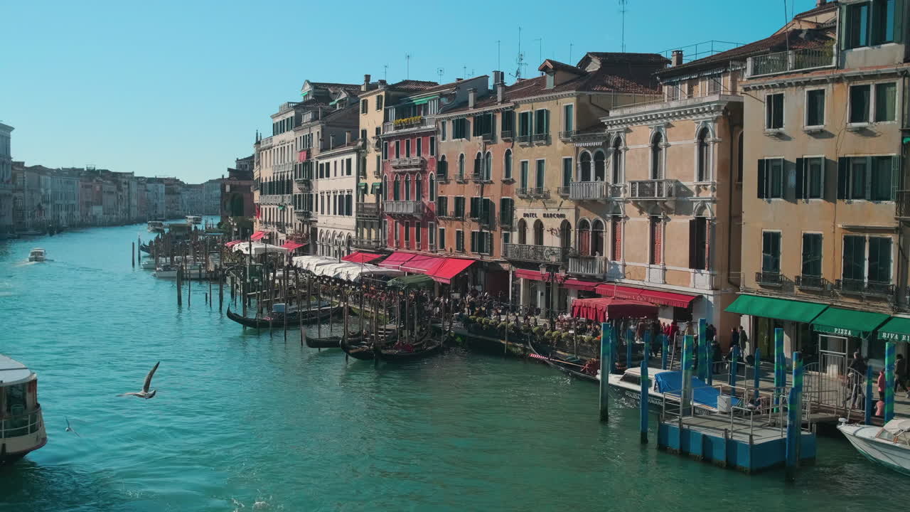 paisaje del canal de venecia con góndolas y edificios