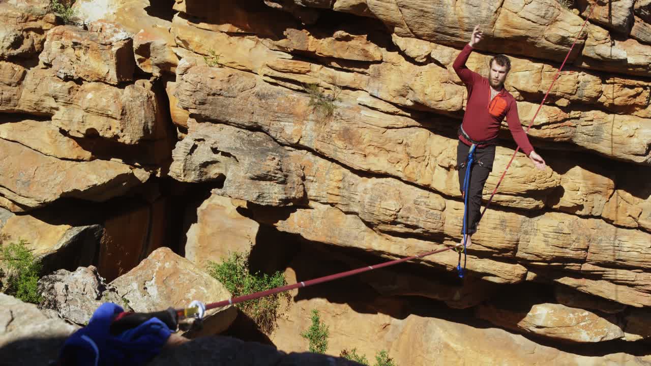 atleta de línea alta caminando en slackline 4k