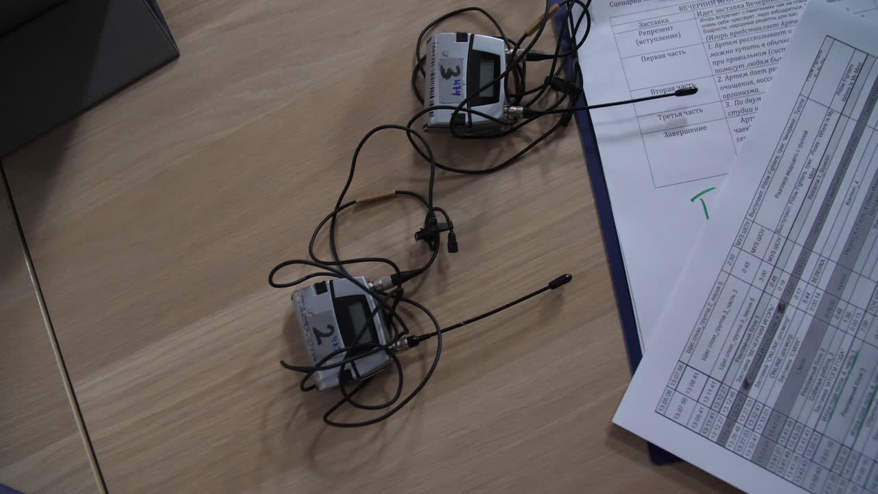 micrófonos inalámbricos en una mesa