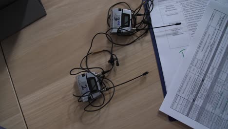 micrófonos inalámbricos en una mesa