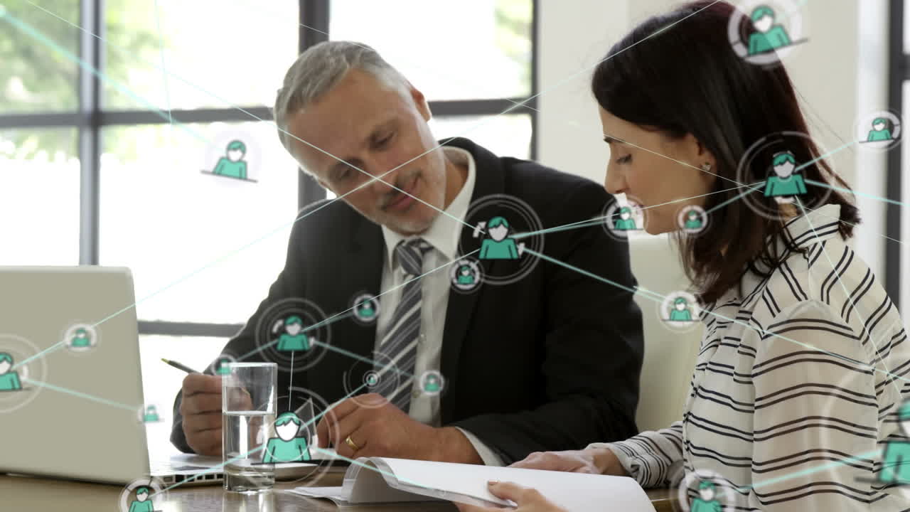 animación de la red de conexiones entre diversas personas de negocios en la oficina