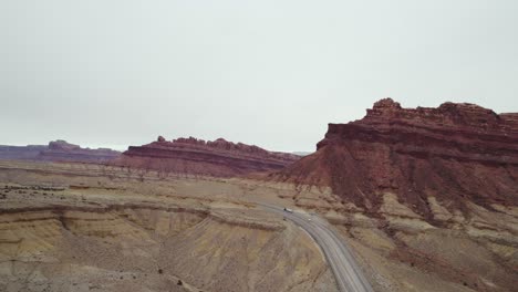 Autos-Fahren-Die-Straße-Entlang-Im-Spotted-Wolf-Canyon,-Colorado-–-Luftaufnahmen-Von-Drohnen-–-Tagsüber