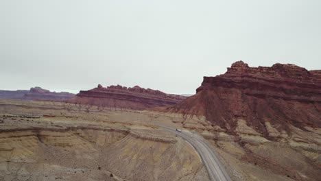 Coches-Conduciendo-Por-La-Carretera-En-El-Cañón-Del-Lobo-Manchado,-Colorado---Imágenes-Aéreas-De-Drones---Durante-El-Día