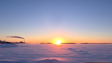 Majestuosa-Puesta-De-Sol-Naranja-Sobre-Llanuras-Nevadas-De-Invierno-En-Finlandia