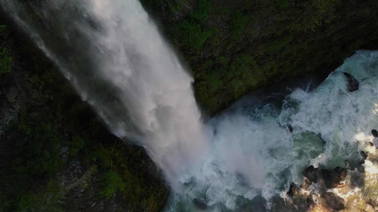 mill creek cae en el sur de oregon en el río rogue superior