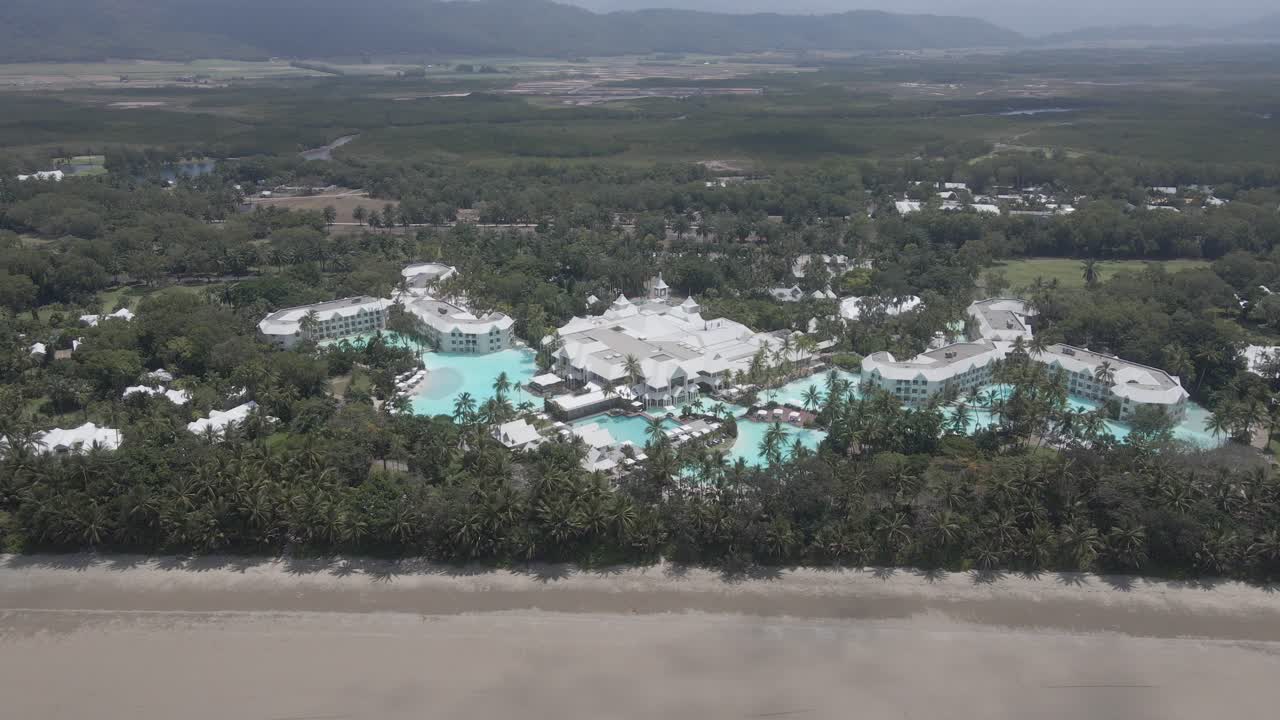 호주 퀸즐랜드주 포트 더글라스의 산호해를 따라 4마일 해변에 위치한 세련된 리조트 및 5성급 호텔