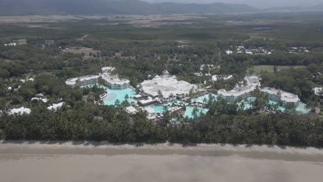 Schickes-Resort-Und-5-sterne-hotel-Am-Vier-meilen-strand-Am-Korallenmeer-In-Port-Douglas,-Queensland,-Australien