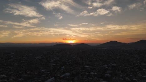 hora de oro en ecatepec, a medida que cae la noche en el área metropolitana de cdmx
