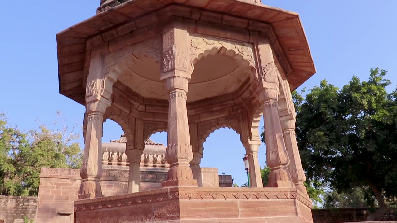 arquitectura del antiguo templo hindú desde diferentes ángulos en el día