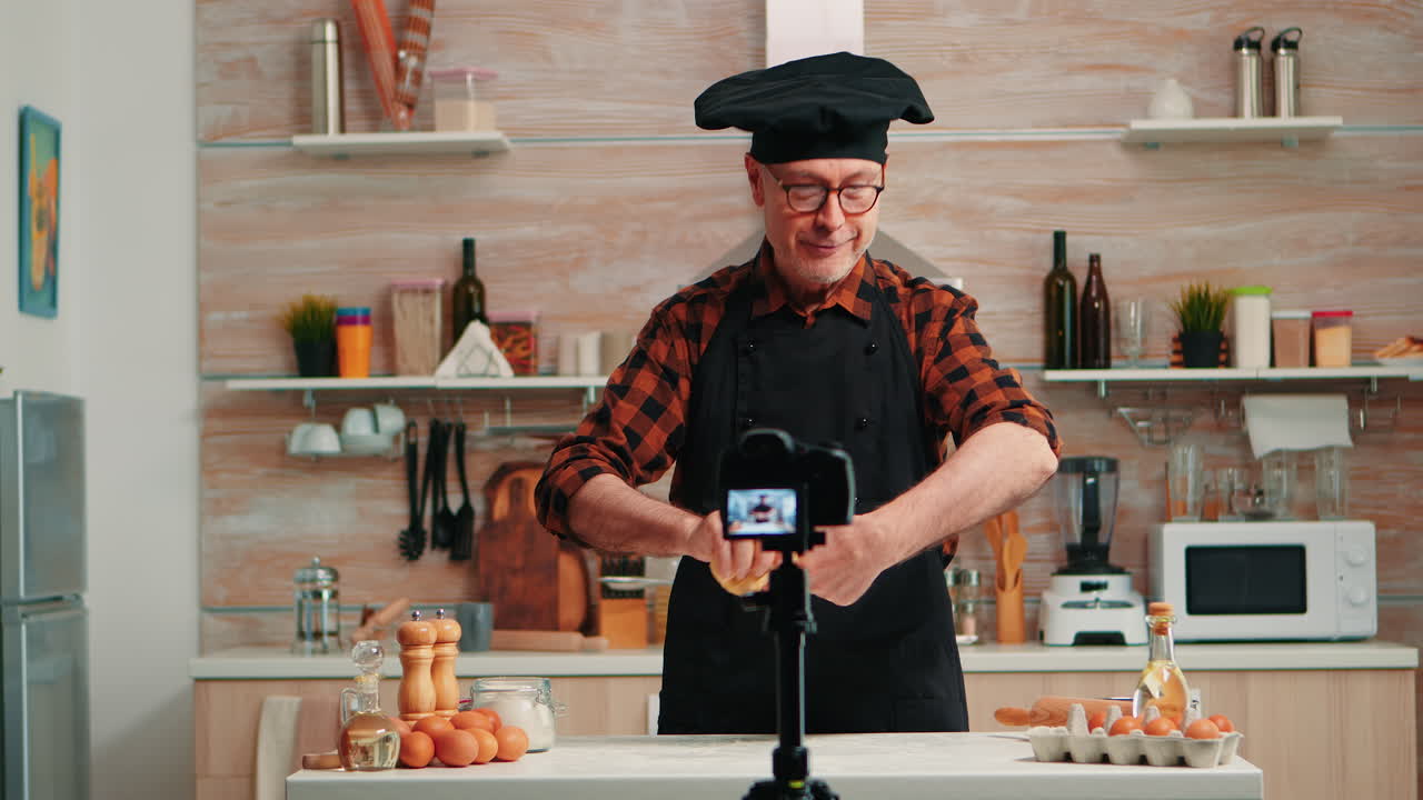 hombre sénior creando contenido para un blog culinario