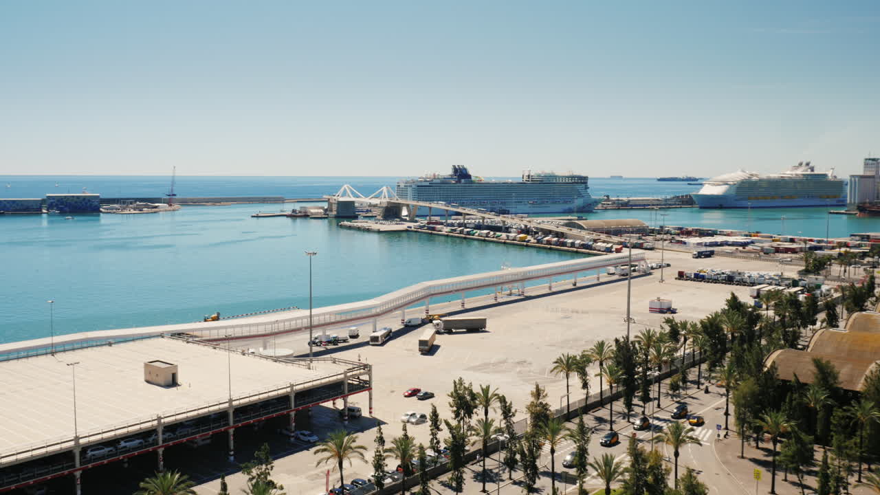 바르셀로나의 분주한 항구 위에서 본 전망