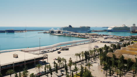 vista desde arriba del bullicioso puerto de barcelona