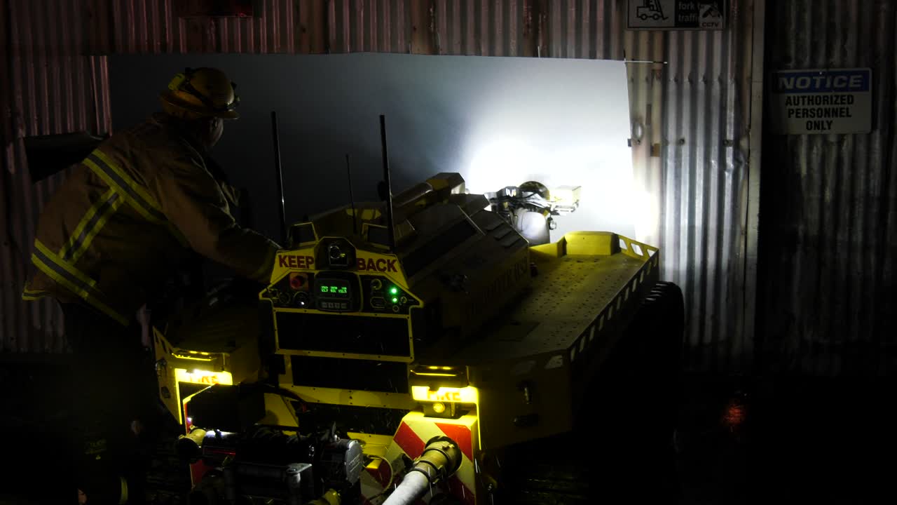 robot de extinción de incendios rocía agua en llamas