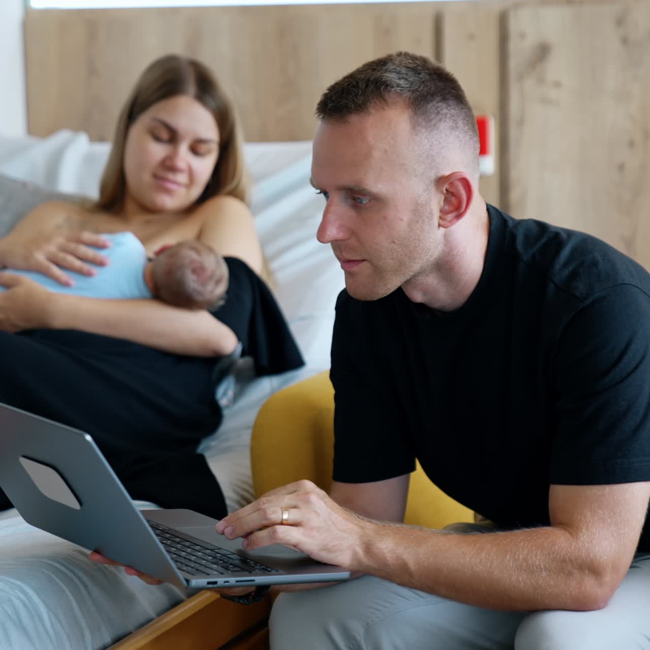 Koncept om barndomsrelationer. Ung familie med nyfødt baby