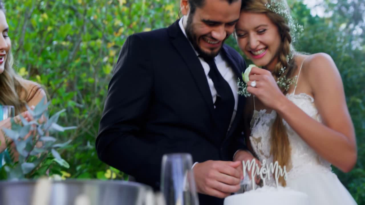 la novia con el anillo de bodas, el novio abrazando a la novia 4k 4k