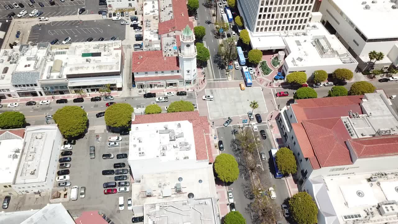 Ripresa con drone del centro di Westwood a Los Angeles, California, con scorci di vita cittadina in una calda giornata estiva