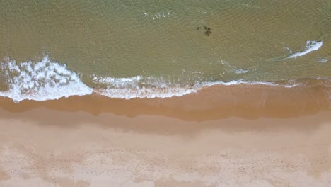 Vogelperspektive-Auf-Ein-Strandufer-Und-Seine-Wellen