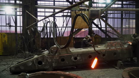 proceso de soldadura industrial en una fábrica