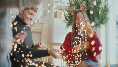 Hombre-Y-Mujer-Felices-Con-Luces-Iluminadas