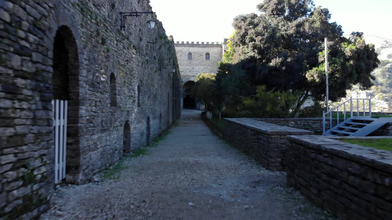 중세 시대에 지어진 요새인 알바니아 지로카스트라 성 내부의 아치형 돌담