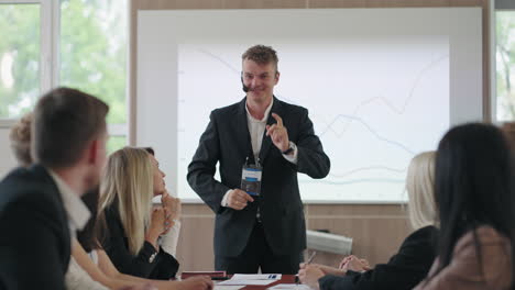 el experto carismático está hablando frente a empresarios en una conferencia de negocios.