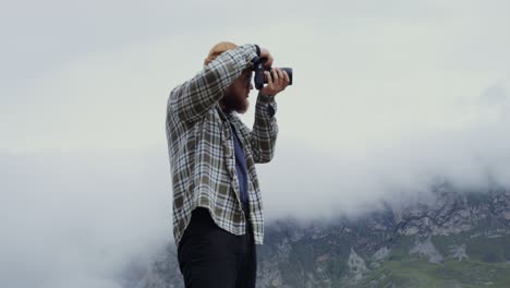 fotógrafo capturando una vista de la montaña