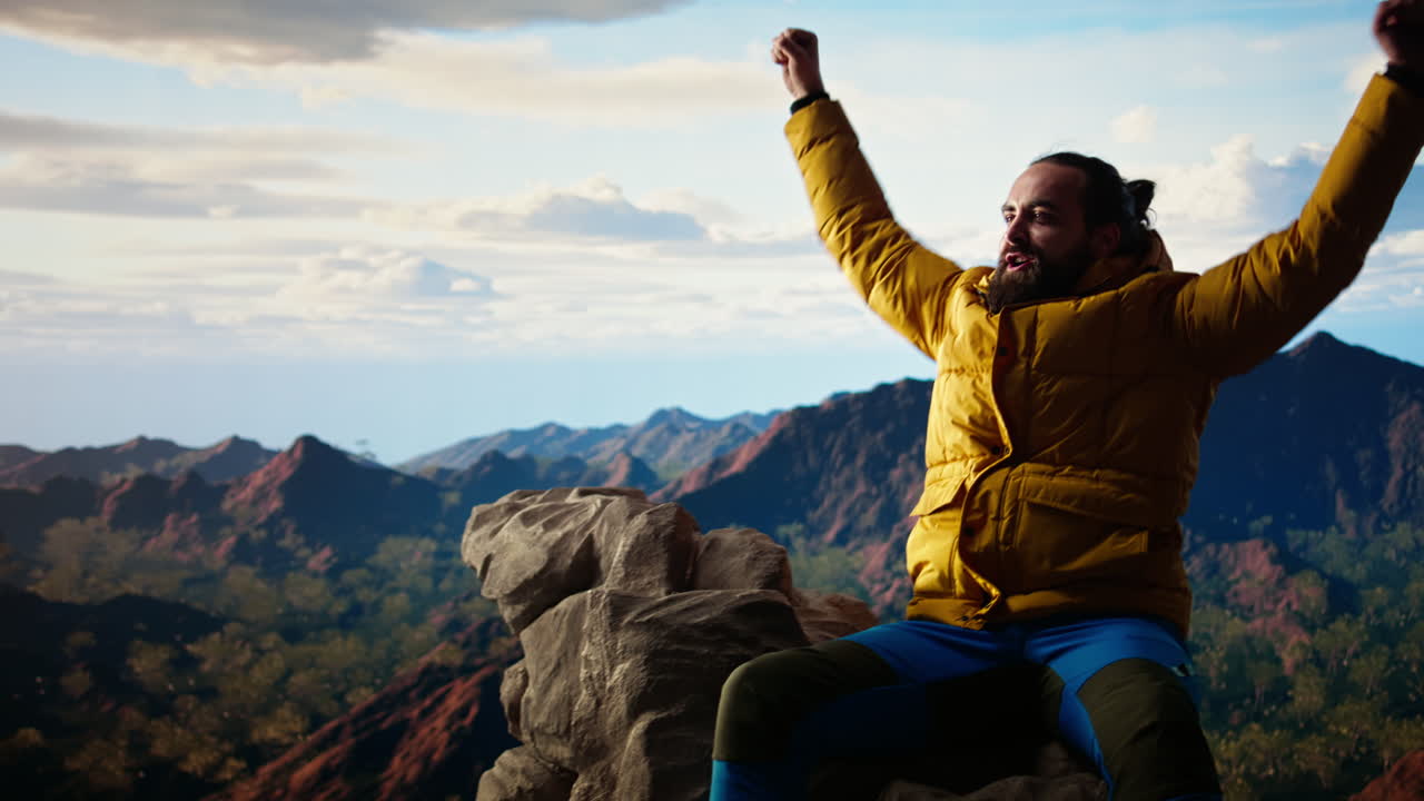 un excursionista de montaña celebra una subida victoriosa y descansa en la cima