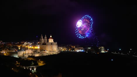 Entretenido-Espectáculo-Artístico-De-Fuegos-Artificiales-Con-Varios-Patrones-De-Luces-Y-Explosiones-Sobre-La-Iglesia-Parroquial-De-Mellieha-En-Malta