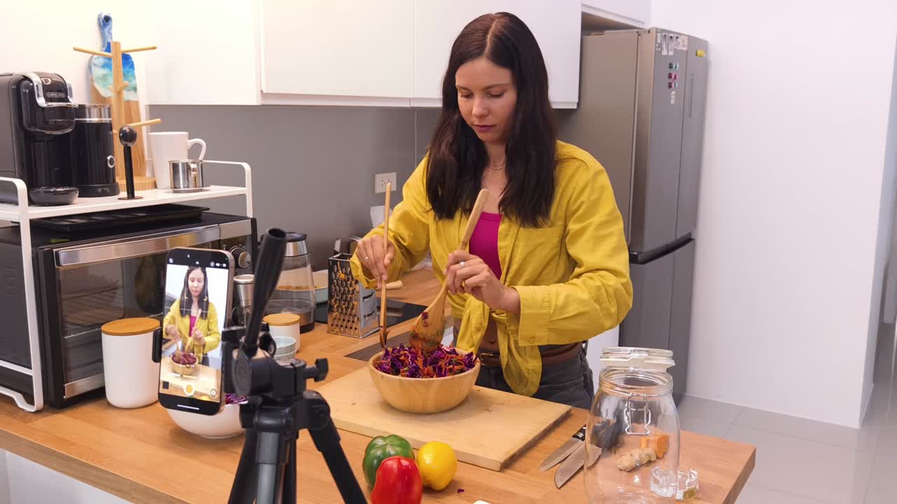 mujer haciendo una deliciosa y saludable ensalada de repollo - tutorial de video de cocina