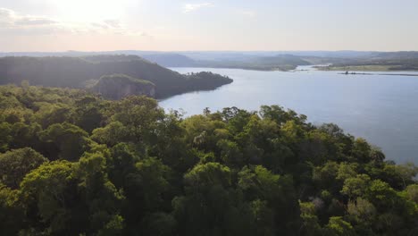 Atemberaubende-Aussicht-Auf-Dschungel,-Fluss-Und-Berge