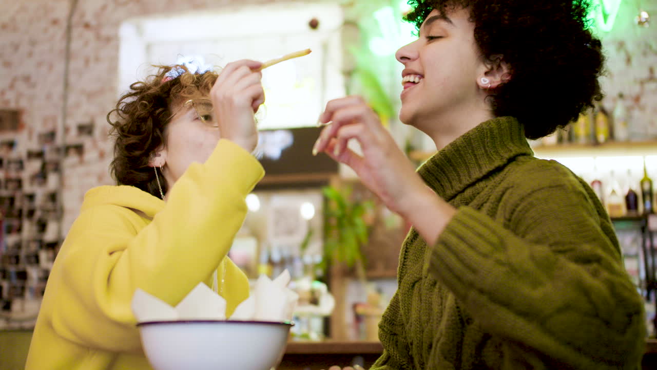 바에 있는 레즈비언 커플