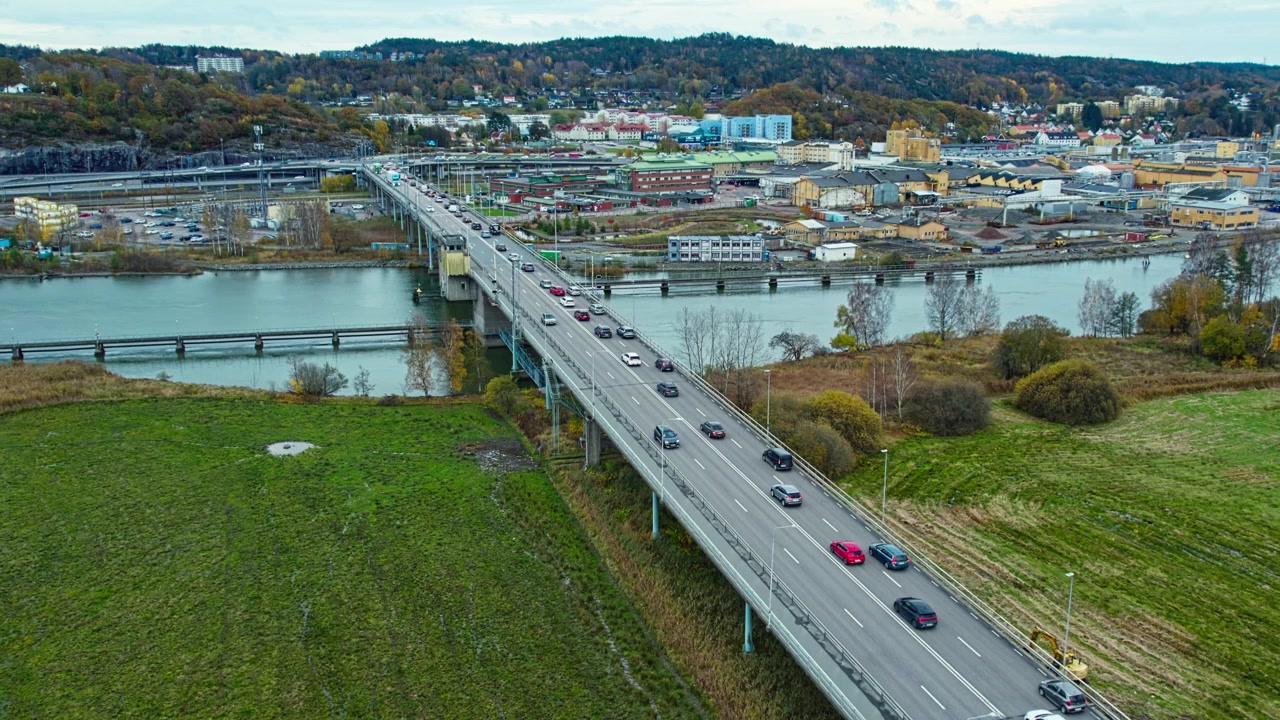 Veicoli attraversano il ponte Jordfallsbron sul fiume Nordre Älv vicino a Kungalv, Svezia.