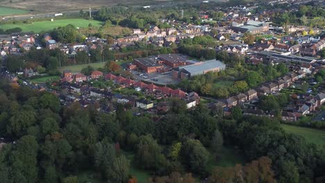 exuberante barrio suburbano británico junto a la autopista m56 tiro aéreo descendente