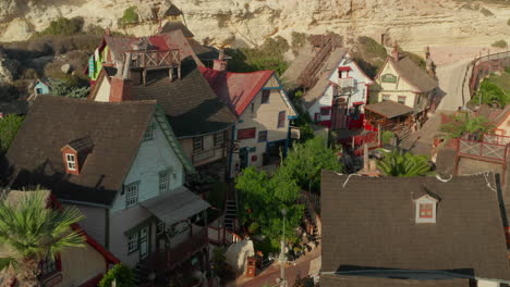 Bunte-Häuser-Im-Popeye-dorf-Film-Filmset-Auf-Der-Insel-Gozo,-Malta,-Luftdrohne-Perspektive-Dolly-Nach-Vorne-Kippen-Nach-Unten