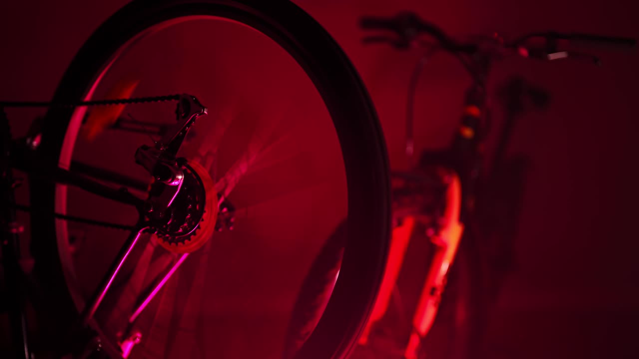 rueda de bicicleta en un taller. efectos rgb.