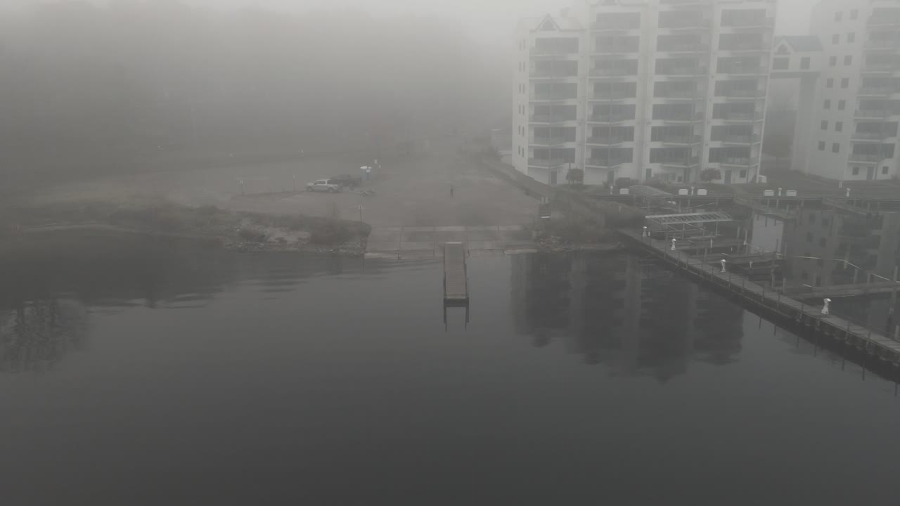 안개 낀 호수에서 보트 진수를 향해 하강