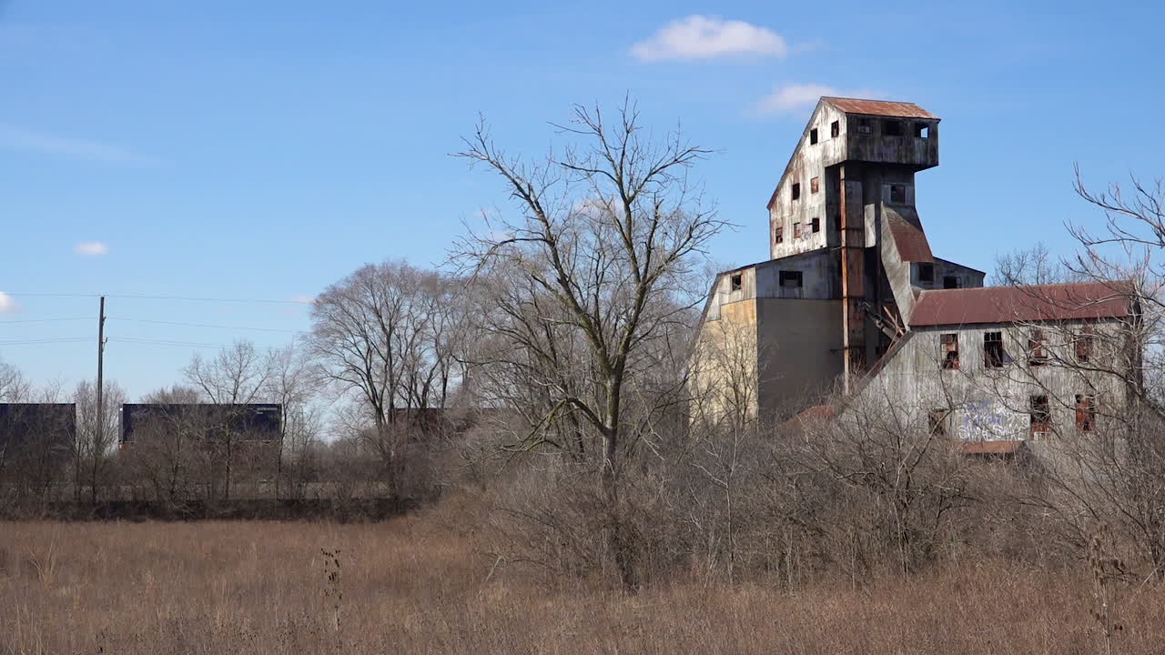 화물열차는 낡은 버려진 방앗간이나 공장을 지나며 미국의 종말을 산업 강국으로 제시한다