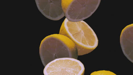 Limones-Jugosos-Frescos-Cayendo-En-Cámara-Súper-Lenta-Sobre-Fondo-Negro