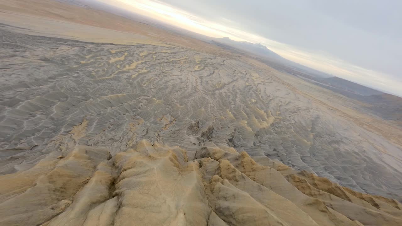 언덕과 협곡에서 공장 버트 fpv 드론 저공비행