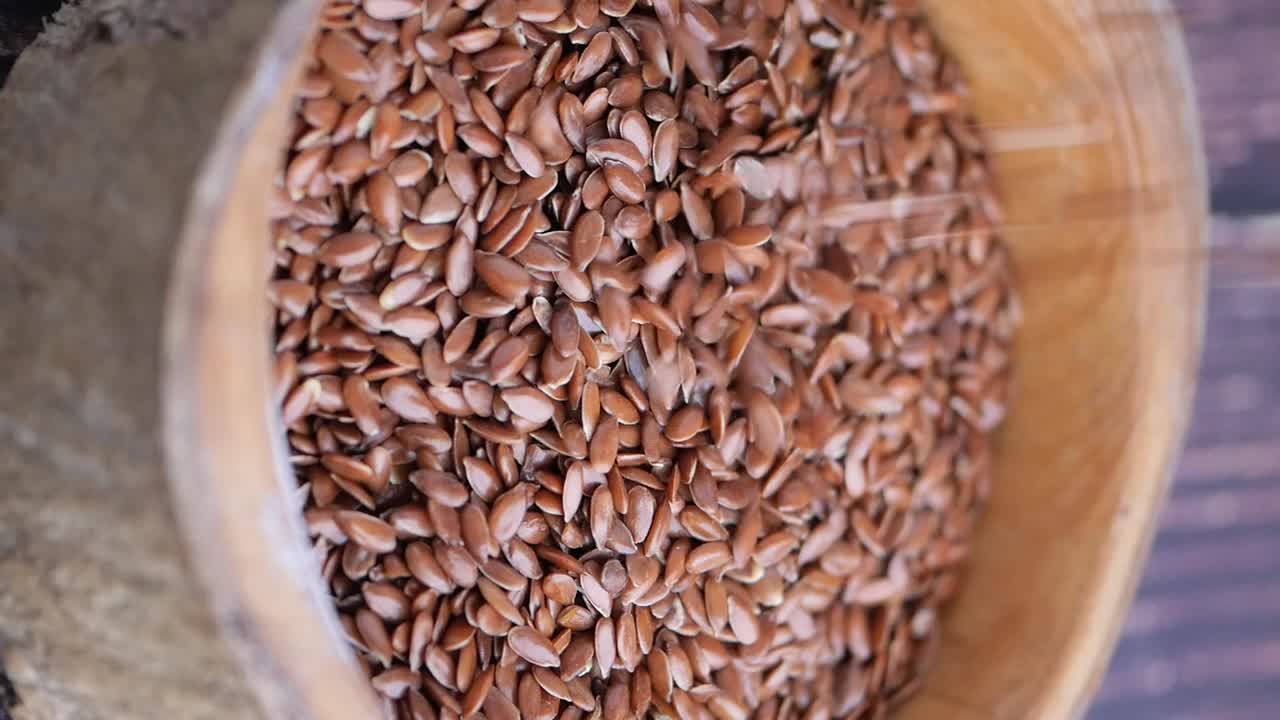Semi di lino in una ciotola di legno