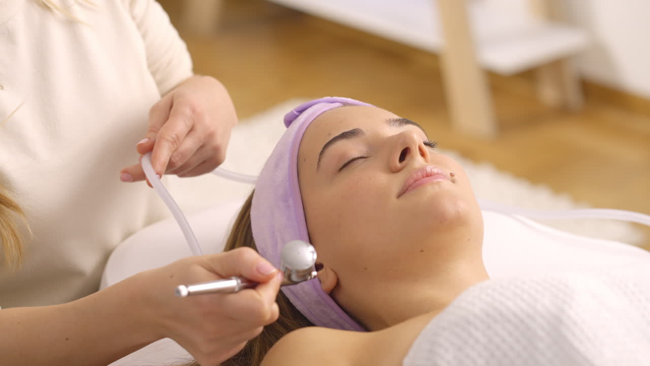 mujer que recibe tratamiento facial