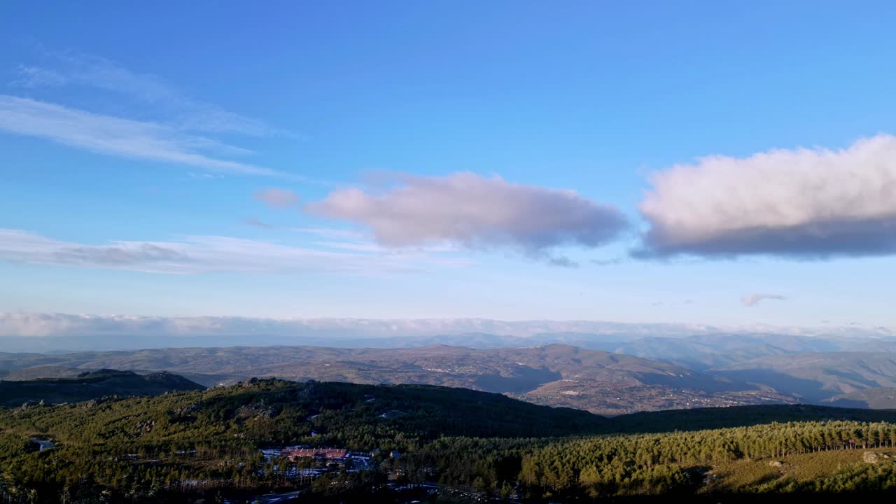 tiro aéreo timelapse sobre un bosque en un sistema montañoso en manzaneda, galicia