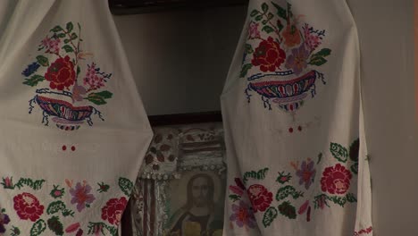 ícones com jesus e o pai na velha casa rural ucraniana