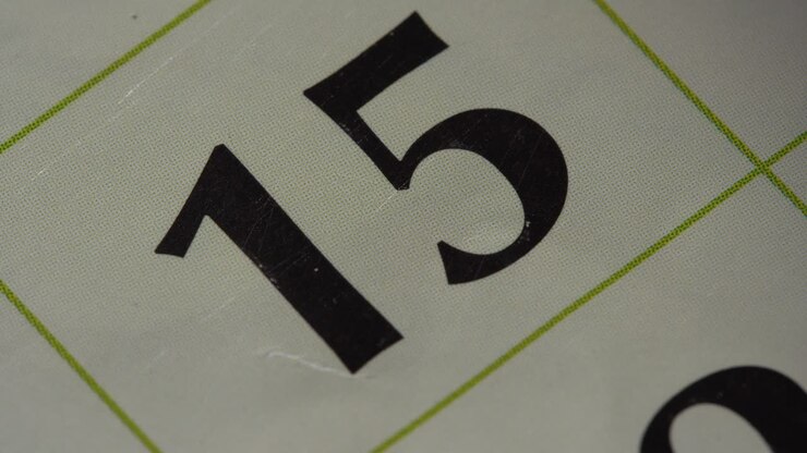 Segnare la data sul calendario con un pennarello rosso