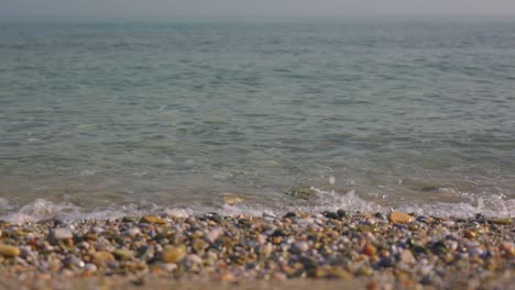 Meereswellen-An-Einem-Felsigen-Strand