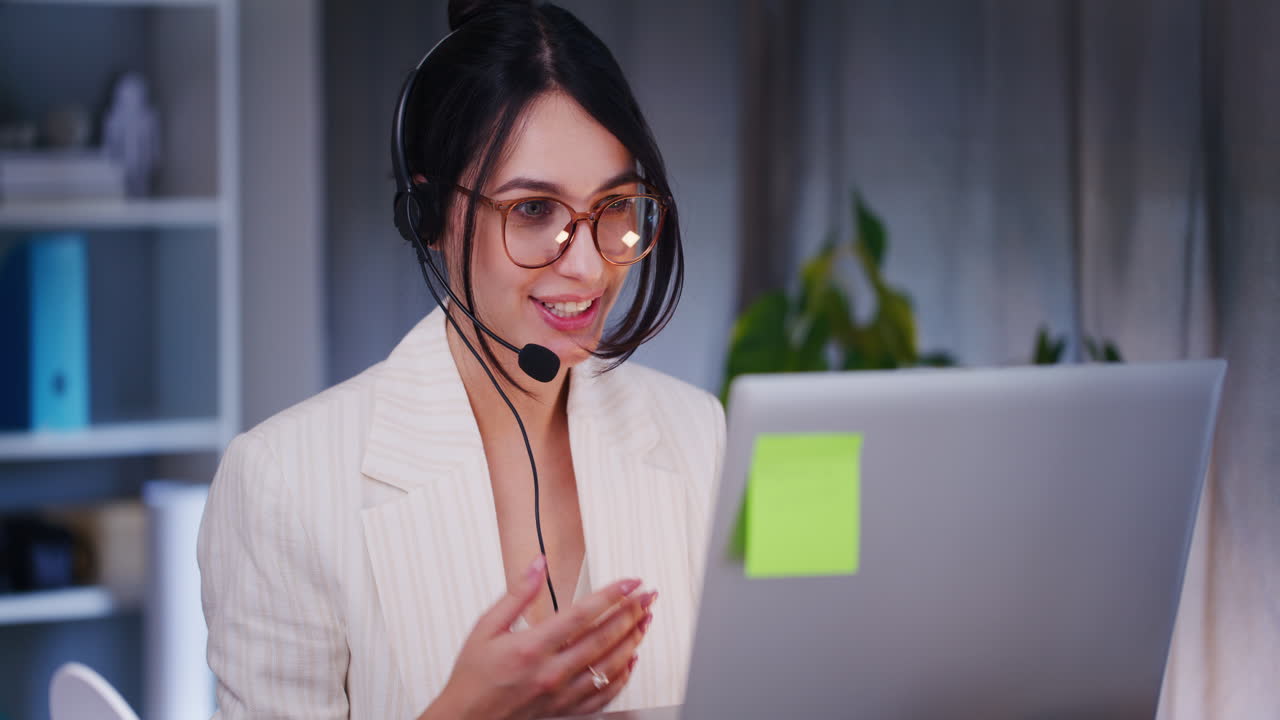 apoya a la mujer que guía al cliente a través de la implementación de la aplicación bancaria