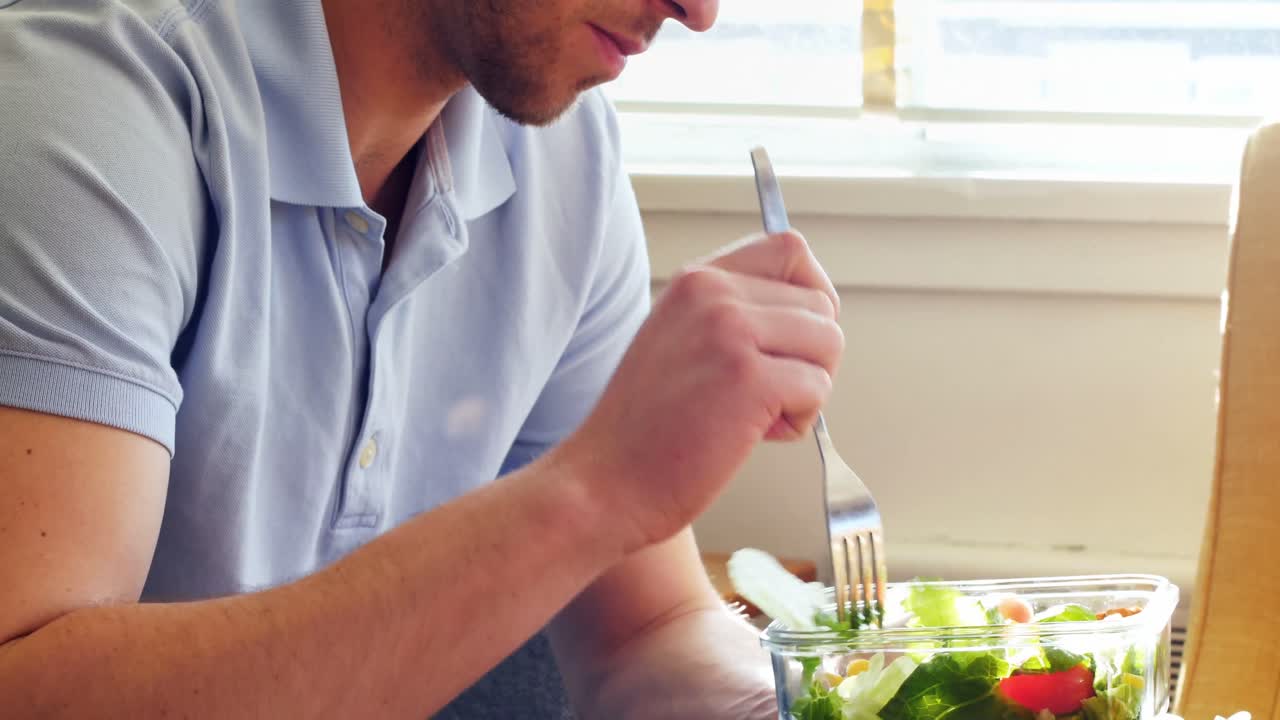 hombre usando teléfono móvil mientras desayuna 4k